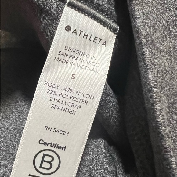 Like new condition Athleta salutation stash 7/8 leggings - Picture 7 of 7